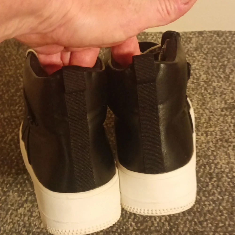 Juicy Couture black high top sneakers size 8 rose hold hardware